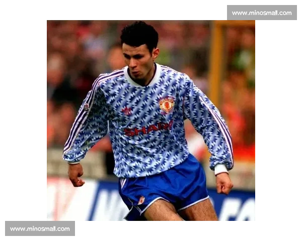 红魔再掀复古风暴！曼联二客球衣致敬 90 年代经典美学